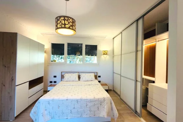 Shtepi me qera Vila Luksoze ne Tirane, 4+1, Mobilimi E mobiluar, Pagesa 2,500  Euro.