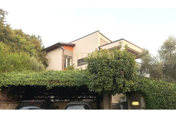 Shtepi me qera Vila Luksoze ne Tirane, 4+1, Mobilimi E mobiluar, Pagesa 2,500  Euro.