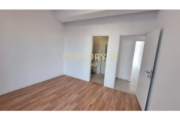 Shtepi me qera Apartament ne Tirane, 3+1, Mobilimi Bosh, pa mobiluar, Pagesa 80,000  Leke.