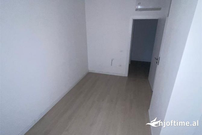 Ambiente Commerciale in Affitto 3+1 a Tirana - 750 Euro