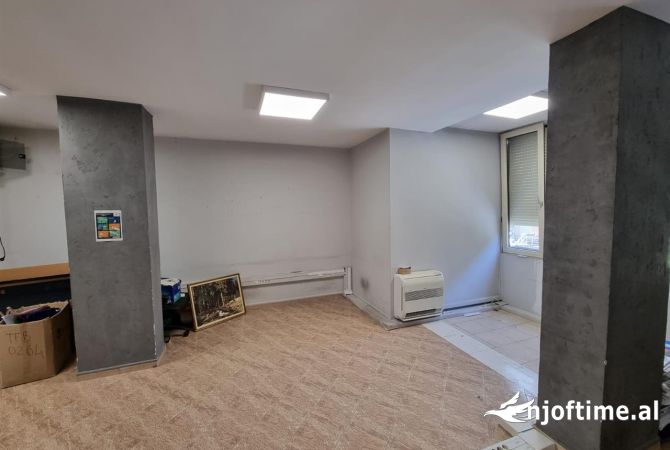 Ambiente Commerciale in Affitto 3+1 a Tirana - 500 Euro