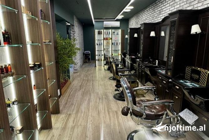 Ambiente Commerciale in Affitto 1+1 a Tirana - 2,200 Euro