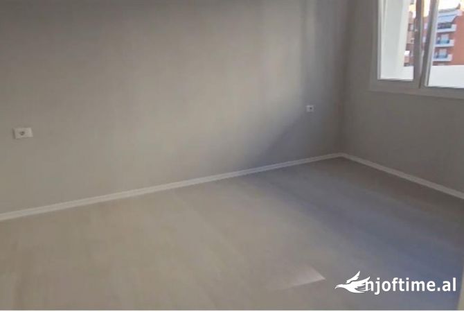 Ambiente Commerciale in Affitto 2+1 a Tirana - 620 Euro