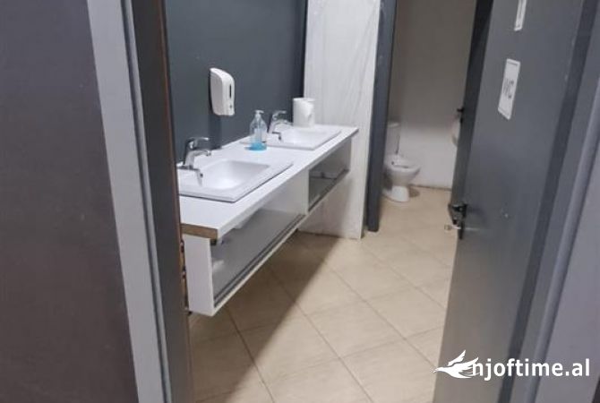 Ambiente Commerciale in Affitto 1+1 a Tirana - 2,500 Euro