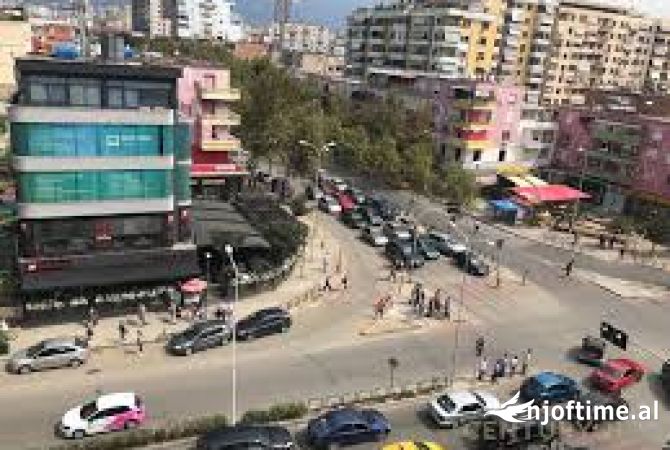 Ambiente Commerciale in Affitto 1+1 a Tirana - 1,250 Euro