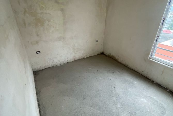 Shtepi ne shitje Apartament ne Tirane, 2+1, Mobilimi Bosh, pa mobiluar, Pagesa 100,000  Euro.