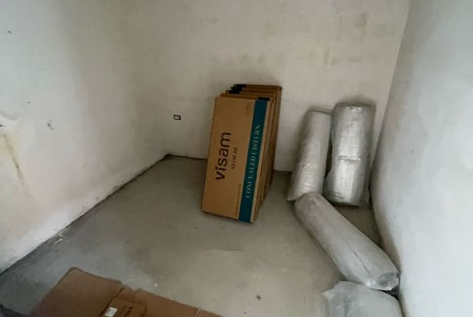 Shtepi ne shitje Apartament ne Tirane, 2+1, Mobilimi Bosh, pa mobiluar, Pagesa 100,000  Euro.