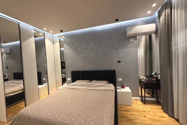 Shtepi ne shitje Apartament ne Tirane, 4+1, Mobilimi E mobiluar, Pagesa 300,000  Euro.