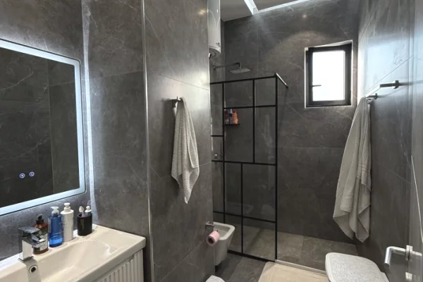 Shtepi ne shitje Apartament ne Tirane, 4+1, Mobilimi E mobiluar, Pagesa 300,000  Euro.