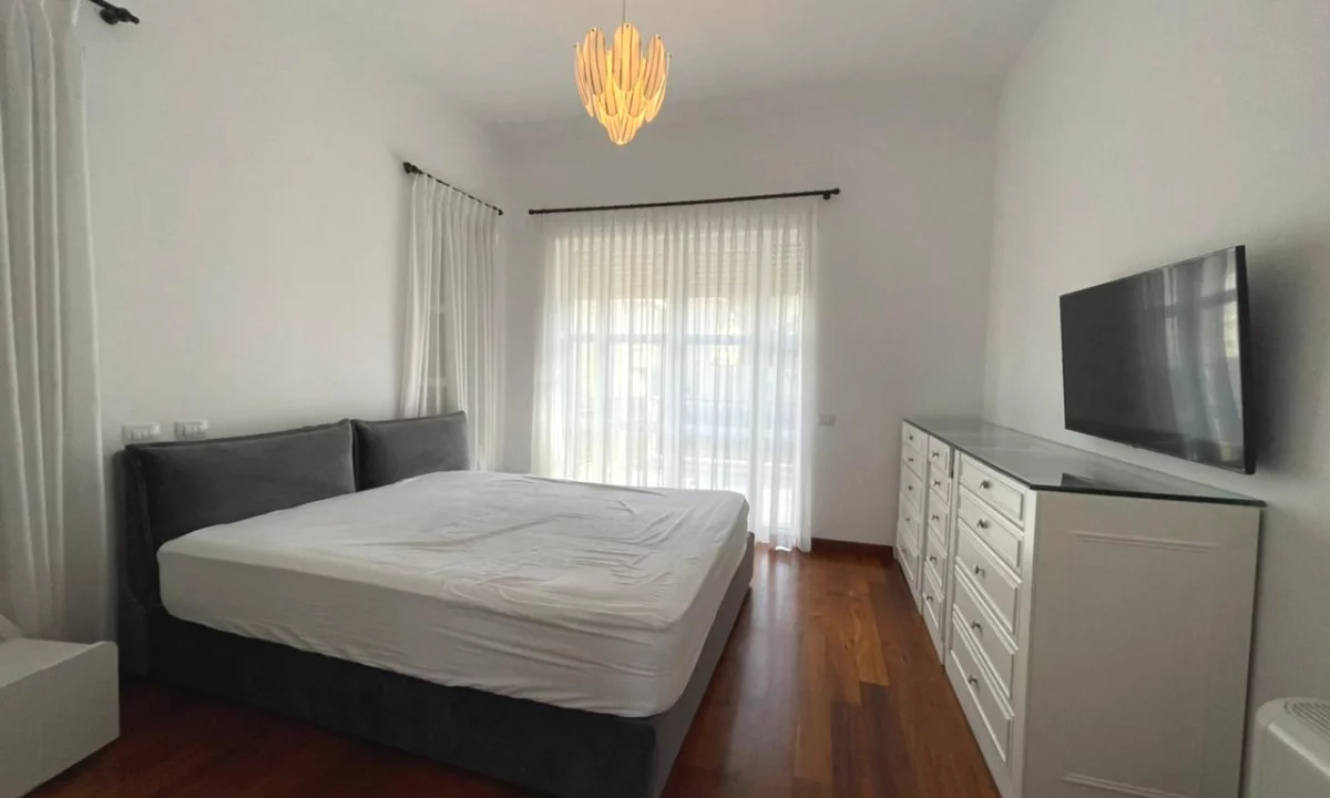 Shtepi me qera Vila Luksoze ne Tirane, 5+1, Mobilimi E mobiluar, Pagesa 5,300  Euro.