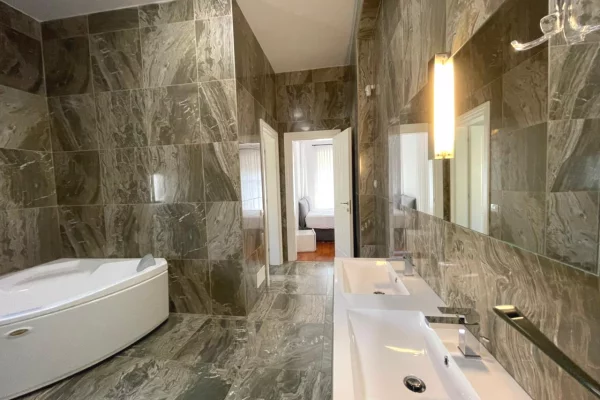 Shtepi me qera Vila Luksoze ne Tirane, 5+1, Mobilimi E mobiluar, Pagesa 5,300  Euro.