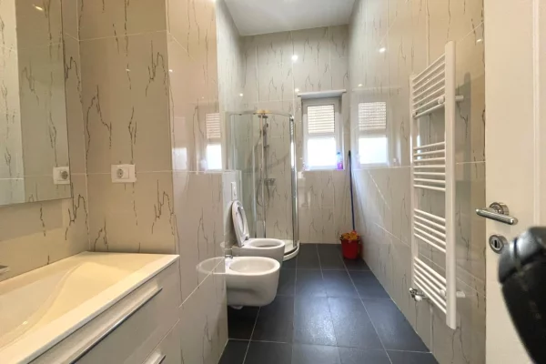 Shtepi me qera Vila Luksoze ne Tirane, 5+1, Mobilimi E mobiluar, Pagesa 5,300  Euro.