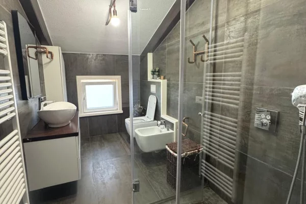 Shtepi me qera Penthose(kati i fundit panoramik) ne Tirane, 4+1, Mobilimi E mobiluar, Pagesa 2,200  Euro.