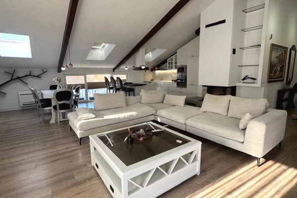 Shtepi me qera Penthose(kati i fundit panoramik) ne Tirane, 4+1, Mobilimi E mobiluar, Pagesa 2,200  Euro.