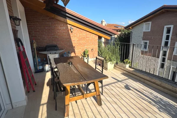 Shtepi me qera Penthose(kati i fundit panoramik) ne Tirane, 4+1, Mobilimi E mobiluar, Pagesa 2,200  Euro.