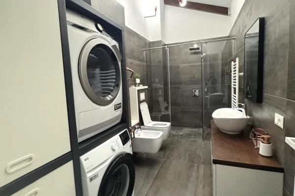 Shtepi me qera Penthose(kati i fundit panoramik) ne Tirane, 4+1, Mobilimi E mobiluar, Pagesa 2,200  Euro.