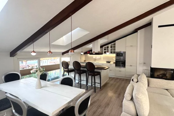 Shtepi me qera Penthose(kati i fundit panoramik) ne Tirane, 4+1, Mobilimi E mobiluar, Pagesa 2,200  Euro.