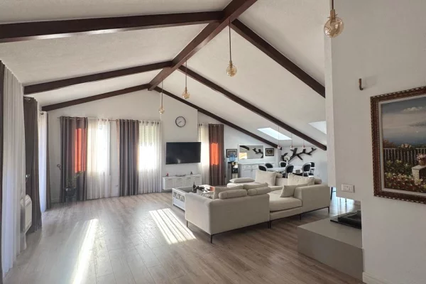 Shtepi me qera Penthose(kati i fundit panoramik) ne Tirane, 4+1, Mobilimi E mobiluar, Pagesa 2,200  Euro.