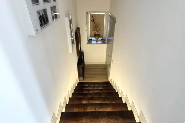 Shtepi me qera Penthose(kati i fundit panoramik) ne Tirane, 4+1, Mobilimi E mobiluar, Pagesa 2,200  Euro.