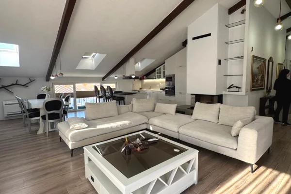 Shtepi me qera Penthose(kati i fundit panoramik) ne Tirane, 4+1, Mobilimi E mobiluar, Pagesa 2,200  Euro.