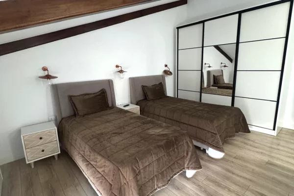 Shtepi me qera Penthose(kati i fundit panoramik) ne Tirane, 4+1, Mobilimi E mobiluar, Pagesa 2,200  Euro.