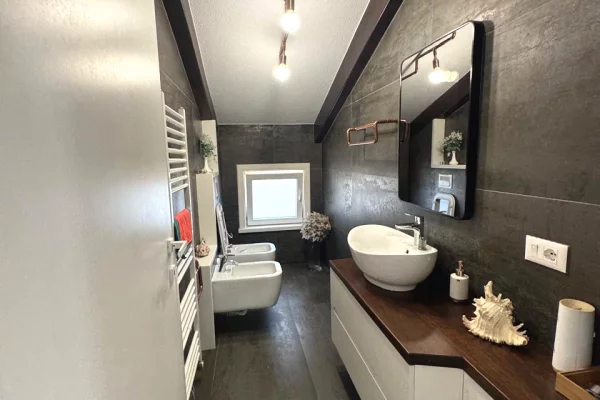 Shtepi me qera Penthose(kati i fundit panoramik) ne Tirane, 4+1, Mobilimi E mobiluar, Pagesa 2,200  Euro.