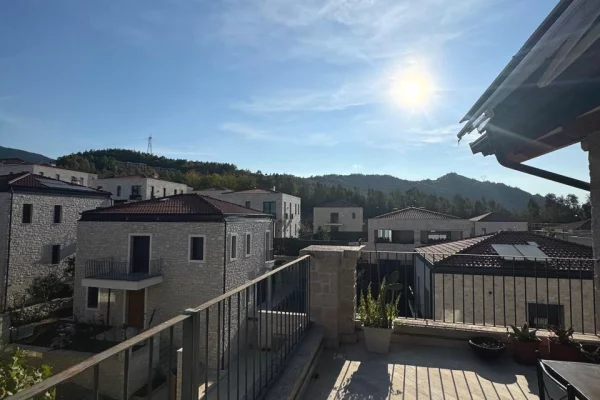 Shtepi me qera Penthose(kati i fundit panoramik) ne Tirane, 4+1, Mobilimi E mobiluar, Pagesa 2,200  Euro.