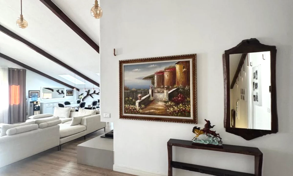 Shtepi me qera Penthose(kati i fundit panoramik) ne Tirane, 4+1, Mobilimi E mobiluar, Pagesa 2,200  Euro.