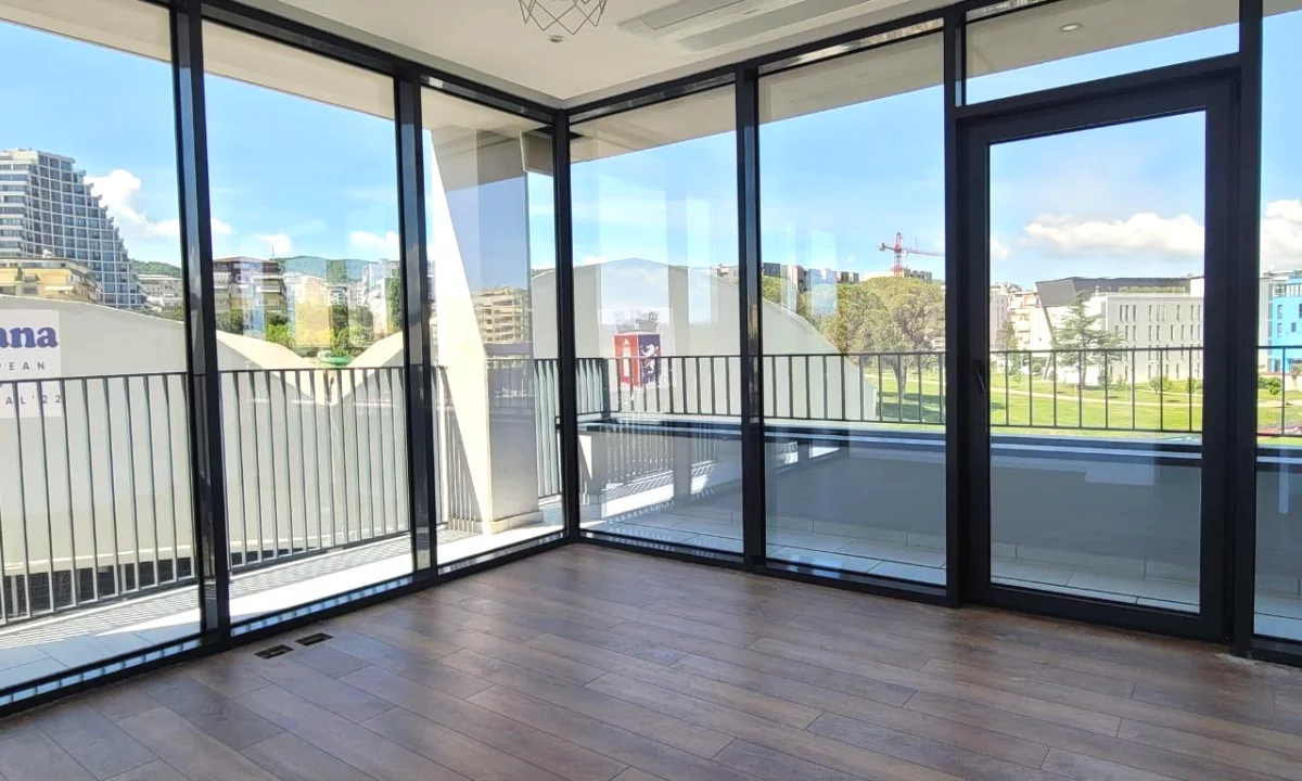 LAKE VIEW-AMBIENT BIZNESI PER QERA 131 M2 