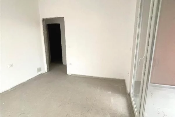 Shtepi ne shitje Apartament ne Tirane, 2+1, Mobilimi Bosh, pa mobiluar, Pagesa 145,300  Euro.