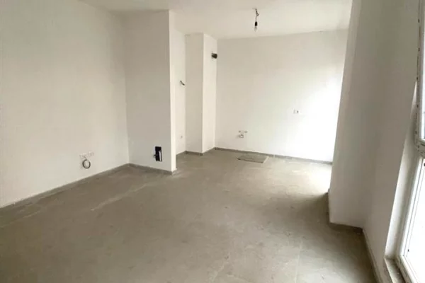 Shtepi ne shitje Apartament ne Tirane, 2+1, Mobilimi Bosh, pa mobiluar, Pagesa 145,300  Euro.
