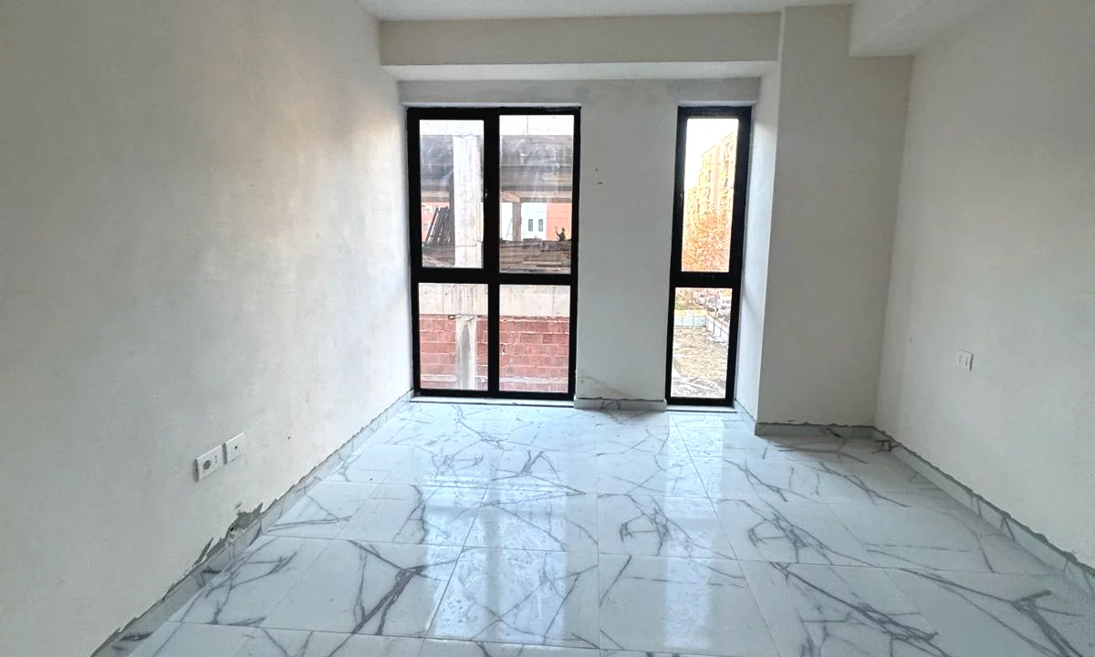 Shtepi ne shitje Apartament ne Tirane, 3+1, Mobilimi Bosh, pa mobiluar, Pagesa 207,800  Euro.
