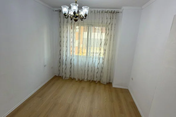 Shtepi ne shitje Apartament ne Tirane, 1+1, Mobilimi Bosh, pa mobiluar, Pagesa 91,000  Euro.