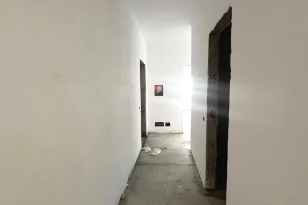 Shtepi ne shitje Apartament ne Tirane, 3+1, Mobilimi Bosh, pa mobiluar, Pagesa 330,000  Euro.