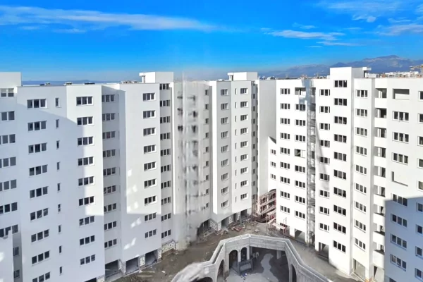 Shtepi ne shitje Apartament ne Tirane, 2+1, Mobilimi Bosh, pa mobiluar, Pagesa 231,200  Euro.