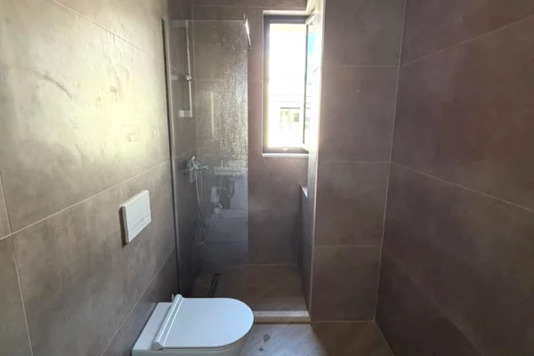 Shtepi ne shitje Apartament ne Tirane, 2+1, Mobilimi E mobiluar, Pagesa 289,200  Euro.