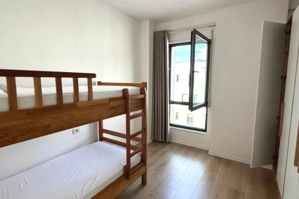 Shtepi ne shitje Apartament ne Tirane, 2+1, Mobilimi E mobiluar, Pagesa 289,200  Euro.