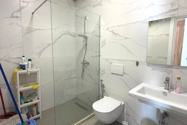 Shtepi ne shitje Apartament ne Tirane, 2+1, Mobilimi E mobiluar, Pagesa 289,200  Euro.