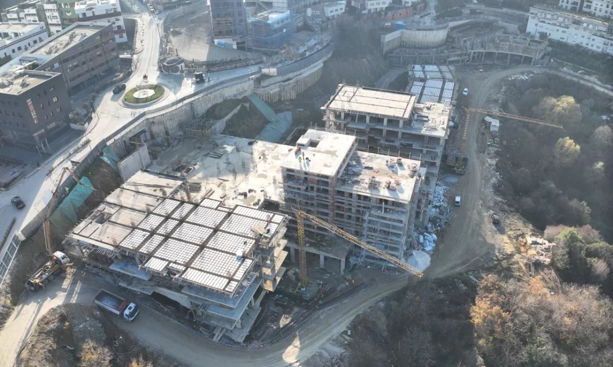 Shtepi ne shitje Apartament ne Tirane, 1+1, Mobilimi Bosh, pa mobiluar, Pagesa 890,600  Euro.