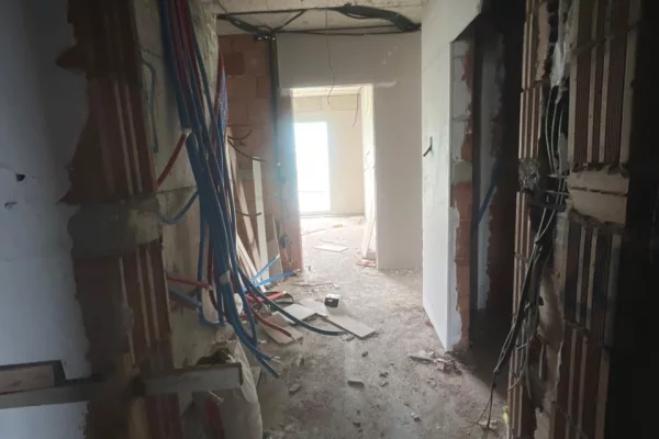Shtepi ne shitje Apartament ne Tirane, 2+1, Mobilimi Bosh, pa mobiluar, Pagesa 172,800  Euro.