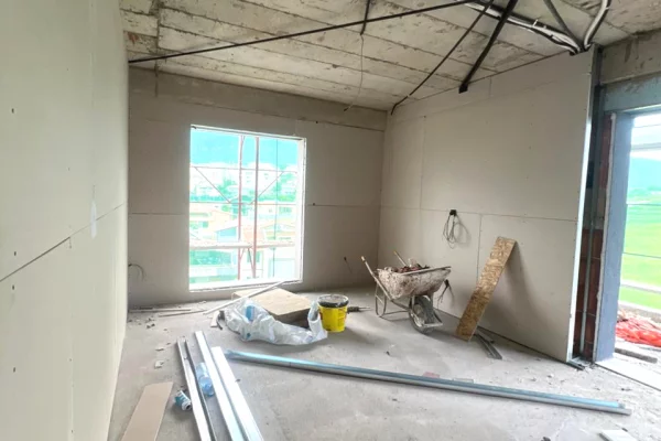 Shtepi ne shitje Apartament ne Tirane, 2+1, Mobilimi Bosh, pa mobiluar, Pagesa 172,800  Euro.