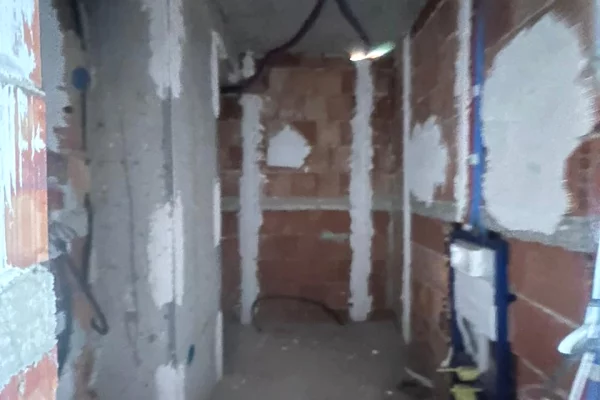 Shtepi ne shitje Apartament ne Tirane, 2+1, Mobilimi Bosh, pa mobiluar, Pagesa 172,800  Euro.