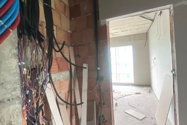 Shtepi ne shitje Apartament ne Tirane, 2+1, Mobilimi Bosh, pa mobiluar, Pagesa 172,800  Euro.