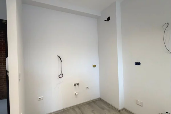 Shtepi ne shitje Apartament ne Tirane, 1+1, Mobilimi Bosh, pa mobiluar, Pagesa 165,000  Euro.
