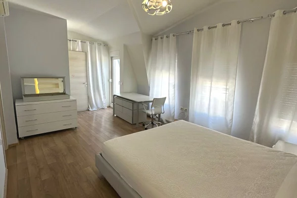 Shtepi me qera Vila Luksoze ne Tirane, 4+1, Mobilimi E mobiluar, Pagesa 250,000  Leke.
