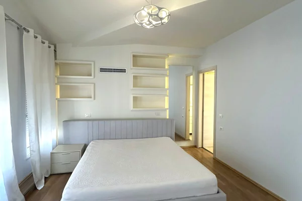 Shtepi me qera Vila Luksoze ne Tirane, 4+1, Mobilimi E mobiluar, Pagesa 250,000  Leke.