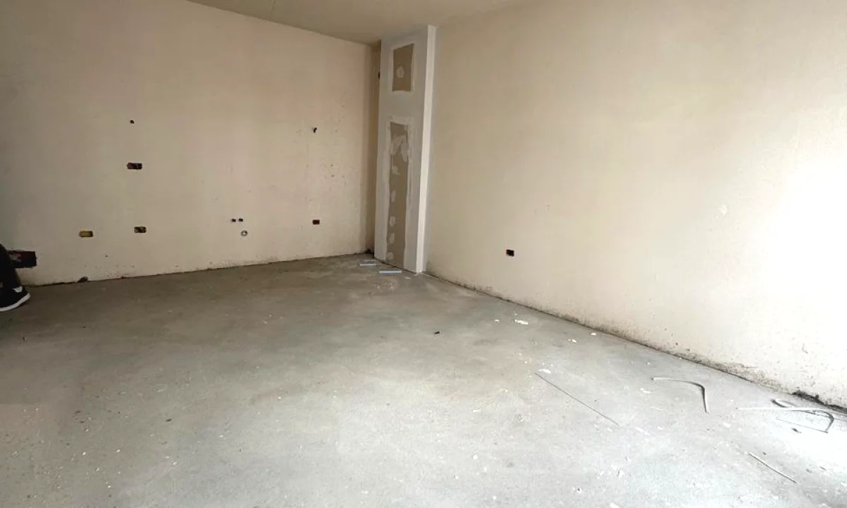 Shtepi ne shitje Apartament ne Tirane, 1+1, Mobilimi Bosh, pa mobiluar, Pagesa 92,500  Euro.