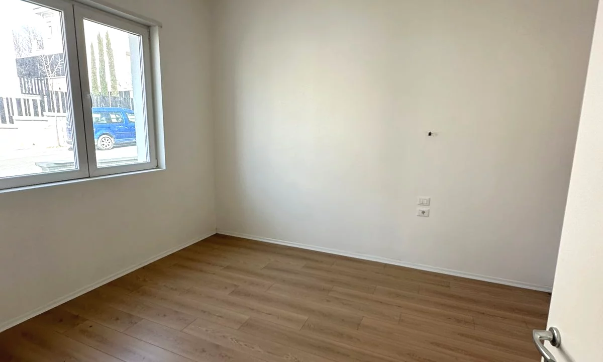 Shtepi ne shitje Vila Luksoze ne Tirane, 5+1, Mobilimi Bosh, pa mobiluar, Pagesa 1,050,000  Euro.