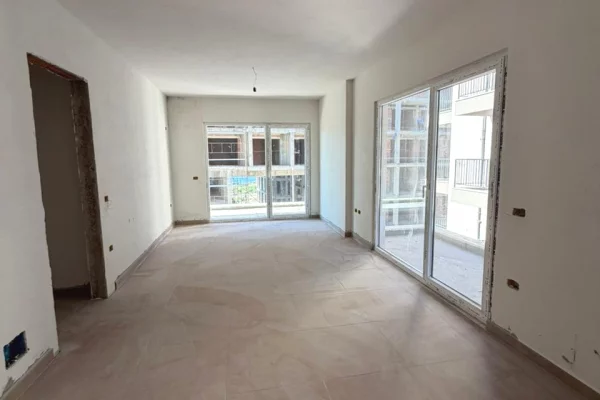 Shtepi ne shitje Apartament ne Lezhe, 2+1, Mobilimi Bosh, pa mobiluar, Pagesa 119,889  Euro.