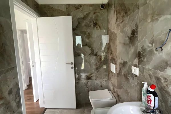 Shtepi ne shitje Apartament ne Tirane, 2+1, Mobilimi Bosh, pa mobiluar, Pagesa 161,000  Euro.
